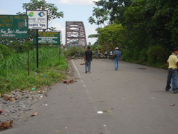 Foto 1: Bloqueo del puente sobre el rio Coca