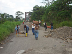 Foto 3: Bloqueo del puente sobre el rio Coca